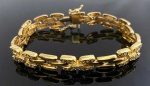LUXUOSA PULSEIRA  EM OURO 18 K COM ELOS REMATADOS POR CRAVAÇÃO DE 45 DIAMANTES .17 CM DE COMPRIMENTO. 17,4 G