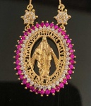 LINDO PINGENTE DE NOSSA  SENHORA DAS GRAÇAS EMOLDURADA POR PEDRAS PENDENDO DE UM CORDÃO EM OURO 18K.  O CORDÃO ESTÁ LIGADO AO PINGENTE POR DUAS ESTRELAS CRAVEJADAS COM PEDRASS. 42 CM DE COMPRIMENTO. 4 G