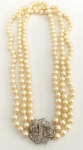 COLAR DE PÉROLAS COM GRANDE FECHO EM OURO BRANCO REMATADO POR DIAMANTES. PÉROLAS DE OITO MM DISPOSTAS EM  TRÊS FIEIRAS.  50 CM DE COMPRIMENTO