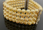 BRACELETE DE PÉROLAS COM ESPAÇADORES EM OURO BRANCO . QUATRO FIEIRAS , 19 CM DE COMPRIMENTO.