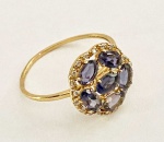 ANEL EM OURO 18 K CRAVEJADO COM IOLITAS E BRILHANTES. ARO 10. 1,9 G