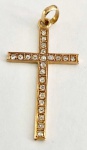 CRUZ LATINA EM OURO 18 K COM CRAVAÇÃO DE BRILHANTES. 4,5 CM DE ALTURA. 2,5 G