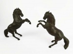 BELO PAR DE ESCULTURAS EM BRONZE REPRESENTANDO FIGURA DE CAVALOS EMPINANDO. BRASIL, INICIO DO SEC. XX. 29 CM DE ALTURA