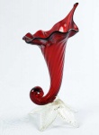 DELICADA FLOREIRA COM FEITIO DE  CORNUCÓPIA EM VIDRO ARTÍSTICO DE MURANO NA TONALIDADE RUBI COM BASE TRANSLÚCIDA. CORPO EM SUAVE TORCEIL. ITÁLIA , MEADOS DO SEC. XX. 16,5 CM DE ALTURA