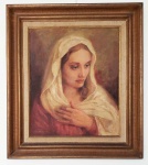 VICENTE CARUSO (1912-1986)  RETRATO DA VIRGEM NOSSA SENHORA  LINDA E EXPRESSIVA OBRA DESSE CÉLEBRE ARTISTA IMORTALIZADO POR SUA OBRA RETRATANDO CRISTO (vide nos créditos extras desse lote essa famosa obra de Caruso). BRASIL, PRIMEIRA METADE DO SEC. XX. 49 X 59 CM  (SEM CONSIDERAR O TAMANHO DA MOLDURA) COM ELA: 72 X 83 CMNOTA: Centenas de milhares, milhões talvez de brasileiros fazem questão de exibir nas paredes de suas casas uma figura de Cristo, reprodução de um famoso quadro pintado por Vicente Caruzo Além do Cristo, que foi reproduzido em gravuras que estão espalhadas por todo o Brasil, pintou centenas de outros que foram adquiridos pelos apreciadores do seu trabalho. Se Vicente Caruso tivesse pintado apenas o Cristo em toda a sua vida, já teria méritos suficientes para ser admirado, mesmo depois de 20 anos da sua morte. Sua obra artística, no entanto, é muito mais ampla e apresenta e se materializa em diversos outros motivos: natureza morta, paisagens, figuras. E acima de tudo os seus nus. Ninguém, como ele, soube transportar para a tela a beleza da mulher brasileira e o frescor da sua pele. Famosos são os calendários que ele pintou, a indústria de pneus GoodYear , especialmente a comemorativa do quarto centenário da fundação de São Paulo, em 1954.  Caruzo provinha de uma família de artistas. Durante décadas e décadas, a partir de 1910 e até os anos finais do século 20, essa família de artistas paulistas encantou seus contemporâneos brasileiros, e muitos estrangeiros, com a beleza da sua pintura, as cores e a espontaneidade dos desenhos dos seus quadros e a sensibilidade que tão bem souberam expressar no manejo das tintas e dos pincéis. A história artística da família CARUSO começa efetivamente na segunda metade do século XIX, numa pequena cidade do Sul da Itália. Paola, na Calábria, no ano de 1847, foi o berço de Vincenzo Caruso, um homem simples, pobre, analfabeto, mas dotado de grande sensibilidade, como teremos oportunidade de verificar. Em companhia da mulher Ana Maria Provenzano, calabresa e residente em Paola como ele, Vincenzo resolveu emigrar para o Brasil, em 1879 ou 1880, atraído pelos relatos otimistas de outros calabreses, que tinham cruzado o Atlântico em busca de uma vida mais digna e menos sofrida. Sem recursos, os dois se sujeitaram a uma sofrida viagem em navios de imigrantes. Quando chegaram ao Brasil, foram morar na cidade paulista de Campinas, onde Vincenzo foi trabalhar como operário braçal na Companhia Paulista de Estradas de Ferro. Seu trabalho consistia em bater com uma marreta nas rodas dos trens para verificar se estavam em condições de trafegar. Em Campinas, a família começou a se formar com o nascimento de diversos filhos. Acompanhe a seguir a trajetória da família. 