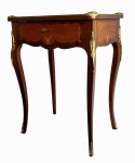 LINDA COSTUREIRA EM MADEIRA REVESTIDA EM RÁDICA COM ARREMATES EM BRONZE ORMOLU DE EXCEPCIONAL QUALIDADE! ESTILO LOUIS XV. TAMPA BASCULANTE COM ESPELHO INTERNO. RICA MARCHETARIA FLORAL! ACOMPANHA CHAVE ORIGINAL. EUROPA, INICIO DO SEC. XX. 70 (H) X 54 X 39 (P) CM