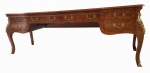 GRANDE BUREAU PLATS EM MADEIRA REVESTIDA EM RÁDICA COM ARREMATES EM BRONZE ORMOLU ESTILO LOUIS XV. PEÇA SUNTUOSA! DOTADO DE CINCO GAVETAS COM PUXADORES EM BRONZE. TAMPO REVESTIDO EM COURO EMOLDURADO EM OURO. EUROPA, SEC. XIX. 216 X 64 X 75 CM