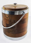 DESIGN MODERNISTA  BELO BALDE PARA GELO EM MADEIRA TAQUEADA COM INTERIOR REVESTIDO EM MATERIAL TÉRMICO. GUARNIÇÕES EM METAL. DÉCADA 1970. 22 CM DE  ALTURA X 20 CM DIAMETRO