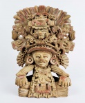 CERÂMICA REPRESENTANDO DIVINDADE RELACIONADA AO MILHO, TRADIÇÃO  ZAPOTECAAS URNAS ZAPOTECAS SÃO FACILMENTE IDENTIFICADAS DEVIDO À RICA ORNAMENTAÇÃO DOS CHAPÉUS DAS DIVINDADES. NESTE CASO A INSERÇÃO DE ESPIGAS DE MILHO QUE INDICA A NATUREZA DA DIVINDADE ESTÁ RELACIONADA COM A COLHEITA DO MILHO. E LEMBRAMOS QUE O MILHO ERA O PRINCIPAL ALIMENTO DAS POPULAÇÕES DO CENTRO DO MÉXICO. 39 CM DE ALTURA