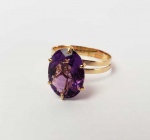 ANEL EM OURO 18K COM GRANDE AMETISTA EM LAPIDAÇÃO CABOCHON. ARO 26. 3,8 G