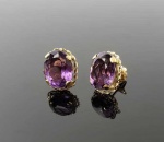 LINDO PAR DE BRINCOS EM OURO 18K COM CRAVAÇÃO DE AMETISTAS LAPIDADAS EM CABOCHON .1,8 CM DE ALTURA. 7,2 G