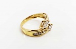 ELEGANTE ANEL EM OURO 18K CRAVEJADO COM DIAMANTES. DOIS COM APROXIMADAMENTE 60 PONTOS LAPIDADOS EM LOSANGO E SEIS COM LAPIDAÇÃO EM BRILHANTES. PEDRAS BRANCAS,  DE MUITO BOA QUALIDADE! ARO 18. 5,4 G