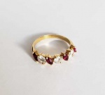 EXCEPCIONAL ANEL EM OURO 18K COM BRILHANTES E RUBIS. OS BRILHANTES SÃO MAGNÍFICOS MUITO BRANCOS E VIVOS COM APROXIMADAMENTE 25 PONTOS CADA TOTALIZANDO 75 PONTOS E OS RUBIS SOMAM 25 PONTOS. ARO 16. 2,6 G