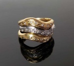 CONJUNTO DE TRÊS ANÉIS EM OURO 18K E DIAMANTES SENDO DOIS EM OURO BRANCO E UM EM OURO AMARELO. OS ANÉIS QUE  SE ENCAIXAM ENTRE SI PODEM SER UTILIZADOS INDIVIDUALMENTE OU EM CONJUNTO. ARO 19. 9,3 G