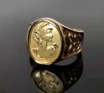 ANEL CAMAFEU EM  OURO 18K . ORNAMENTADO COM RESERVA COM FIGURA RELEVADA DE PERSONAGEM FEMININO CLÁSSICO.  ARO 18. 7 G