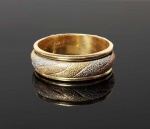 BELO ANEL EM OURO 18 K COM LINDO TRABALHO CENTRAL EM OURO AMARELO, BRANCO E ROSE.  ARO 22. 7,9 G