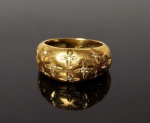 BELO ANEL EM OURO 18 K CRAVEJADO COM LINDOS BRILHANTES BRANCOS E VIVOS EMOLDURADOS POR ESTRELAS. ARO 17 . 7,1 G