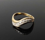 ANEL EM OURO AMARELO 18K COM CRAVAÇÃO DE DIAMANTES BRANCOS E COM MUITA VIDA. ARO 19. 3,1 G