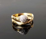 ANEL EM OURO 18 K .  DECORADO COM CRAVAÇÃO DE DIAMANTES BRANCOS E COM VIDA! ARO 24, 4,6G
