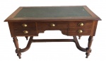 BUREAU EM MADEIRA ESTILO EDUARDIANO COM TAMPO FORRADO EM COURO. PEÇA ELEGANTE! INGLATERRA, INICIO DO SEC. XX. 80 X 140 X 76 CM  (DESGASTES NA FORRAÇÃO)