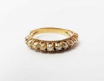 MEIA ALIANÇA DE PÉROLAS EM OURO 18K. ARO 19.  2,1 G