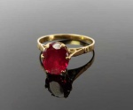 ANEL EM OURO 18K COM PEDRA  VERMELHA. ARO 17. 2 G