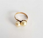 ANEL DE PÉROLAS DITO  "ROMEU E JULIETA" EM OURO 18K . COM PEROLAS DE OITO MILIMETROS. ARO 18.  3,3 G