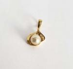 BELO PINGENTE EM OURO 18K COM PÉROLA E CRAVAÇÃO DE BRILHANTES. 2,3 CM DE ALTURA. 2,1 G