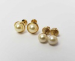 DOIS PARES DE BRINCOS DE PÉROLAS  EM OURO 18K. PÉROLAS COM 4MM. 2,1 G