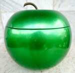 Grande geleira na forma de MAÇÃ original da década de  70 , no tom verde com esmaltagem metálica e com opalina branca internamente.  Puxador em bronze . Altura 23 cm e diâmetro 20 cm.