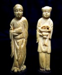 Duas esculturas em MARFIM representando figuras orientais . Altura 10 cm com peanha 13 cm. Falta algum detalhe no cesto de uma escultura.