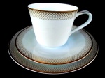 Lindo trio de xícara de chá com prato de bolo da marca  NORITAKE - JAPAN - SEVILLE - US. Design PAT esmaltada e vitrificada com delicadas grades de ouro nas bordas , medindo prato 18 cm , pires 15 cm e xícara 7/11 cm.