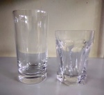 Baccarat : Dois copos translúcidos com marca na base da Cristalerie Francesa . Alturas 11 e 14 cm
