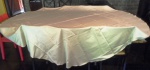 DUAS toalhas ovais de banquete , acetinadas no tom dourado em tecido liso mas de ótima qualidade. Medidas 2,30 cm x 2,35 cm