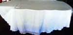 Toalha de Banquete oval em seda/acetinada na cor branca 3,00 cm x 2,60 cm.  Por se tratar de tecido liso, a foto não retrata a sua qualidade.