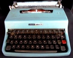 Maquina de escrever da marca OLIVETTI LETERA 32 , produzida no Mexico 34 x 31 cm , verde oliva , com caixa  original FUNCIONANDO.