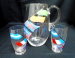Conjunto para refresco composto de grande jarra - 24 cm  e dois copos com ornamentação de   bandeiras diversas - 13 cm.