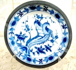 Recipiente em estanho embutindo porcelana esmaltada apresentando aves do paraiso em vegetação típica oriental . Peça decorativa produzida em Hong  Kong. Diãmetro 15 cm e altura 4 cm.