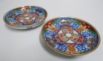 IMARI : Dois pratinhos (Par ) de porcelana IMARI , bem decorativos , com bordas filetadas a ouro. ( diâmetro 11,5 cm. )
