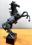 Muito boa escultura em bronze  representando  CAVALO  empinado . Base em granito negro. Altura 34 cm e largura 26 cm.