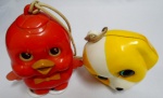 Brinquedos : Duas peças Musicais para colocação em berco de neném. Todas as duas funcionando e mexendo os olhos conforme tocando as músicas . O amarelo é da SANYO (JAPAN ) e o vermelho da FAI - SHIN ( BRASIL ) . Ambos foram produzidos na década de 70. Peças para colecionador . Medidas 12 e 13 cm.