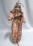Boneca decorativa em louça com rosto em BISCUIT. Vestimenta antiga no tom rosa . Com suporte para fixação. Altura 45 cm.