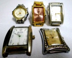 Lote com 5 ( cinco ) relógios de pulso femininos das marcas : A ) SEIKO - quartz  (sem vidro ) B ) Q6Q - Mecânico - dourado , C ) GINESS - Quartz  , D) BOSS - Quartz ( sem correia )Todos não testados seu funcionamento.