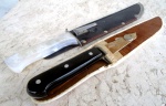 Duas Facas / Facões para caça ou churrasco de ótima qualidade , ambas produzidas no Rio Grande do Sul  1 ) PRESTIL INOX - faca com cabo de madeira e lâmina em aço inoxidável, com ornamentação de cenas de boiadeiros de Caxias do Sul  ,  cabo anatômico  no tom pérola. Acompanha capa de couro preto. Comprimento 34 cm. 2 ) MUHLEN- Faca em aço Inox LEÃO - Erexim RS, cabo em baquelite preto. Med. 29 cm de comprimento. Acompanha bainha em couro cru .Ambas em ótimo estado
