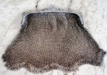 Bolsa em malha de Prata com alça e rendados no fecho medindo 14 x 14 cm e pesando  aproximadamente 70 gr. ( tres infimos furinhos  )
