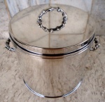 St JAMES - Muito boa geleira em metal espessurado a prata com alças laterais e pega em material resistente simulando bambu. Medidas altura 21 cm e diâmetro 19 cm. Em ótimo estado.