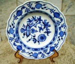 MEISSEN : prato em porcelana  alemã de SAXE  no Sec XIX  com esmaltação o de flores , libélulas e cebolinhas no tom azul degradee. Bordas onduladas . Marca " espada cruzada " de comprovação de procedência . Medidas Diâmetro 24 cm e altura 5 cm.