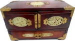 Caixa porta jóia em madeira/laca com  4 pèzinhos , com duas portas frontais e 1 gavetão . Internamente duas gavetas e externamente quinas protegidas  por metal dourado e na sua extensão aplicação de placas ovais de jadeite.  Duas alças laterais e uma frontal em bronze. Todo forrado de camurça vermelha .  Medidas comprimento 32 cm , profundidade 15 cm e altura 20 cm.