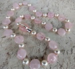 Colar FRANCESCA ROMANA EM CONTAS DE QUARTZO ROSA INTERCALADO POR PÉROLAS. Medidas : 79 cm aberto .