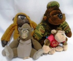 COLECIONISMO : Quatro  MACACOS de coleção de diferentes modelos e procedências : 15 , 16 , 21 e 23 cm. Os Astecas e Maias reservavam ao Macaco um dia no calendário e diziam que os nascidos nesse dia se inclinaram mais para a comunicação e as artes. Além disso o macaco representava felicidade e sexualidade ardente.